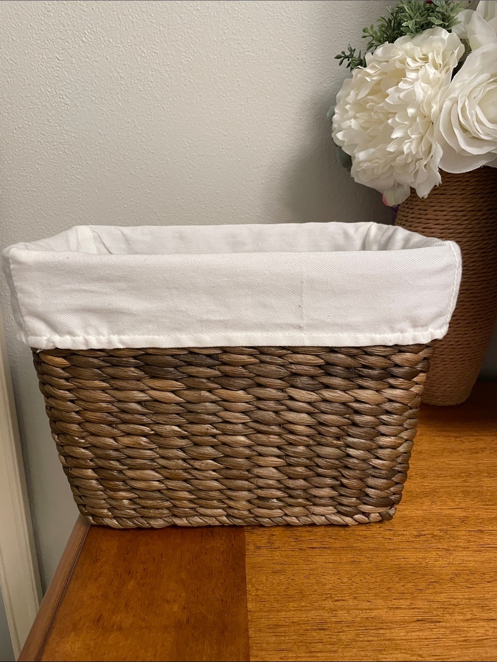 Woven Soft Wicker Storage Bin or Basket with Removable Liner Like New